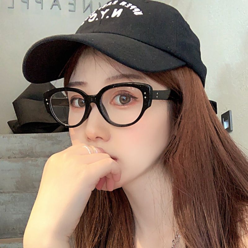 Retro cat-eye glasses for short-sighted women can be equipped with prescription anti-blue light eye protection eye frames for square and round faces to slim down without makeup.