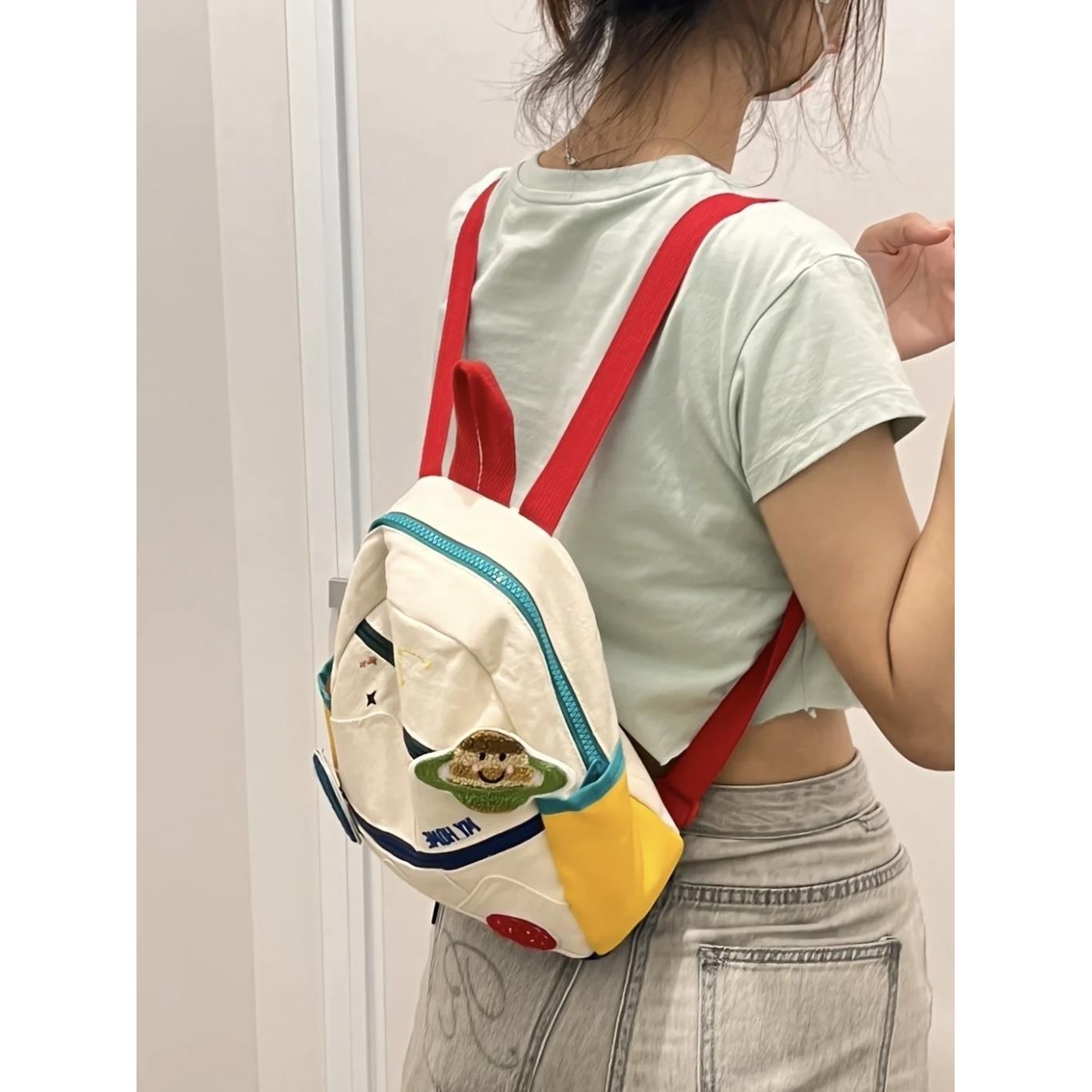 超可愛迷你雙肩包女2023新款撞色卡通大學生幼兒園帆布小星球包包