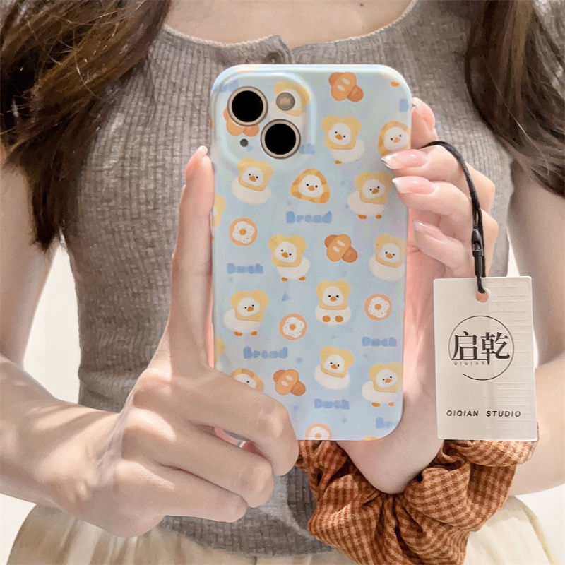可爱面包鸭子iPhone14手机壳适用苹果13promax菲林硬壳12褶皱13女