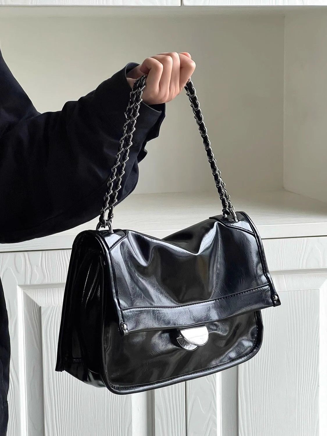 Niche high-end chain armpit bag for women 2023 new light luxury commuter shoulder bag fashionable and versatile cross-body bag