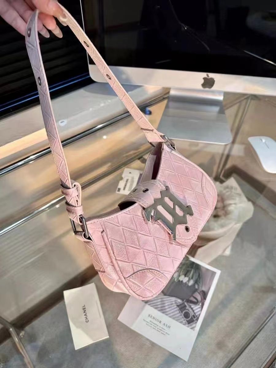 Niche design high-end diamond shoulder armpit bag 2023 new pink hot girl motorcycle bag versatile baguette bag