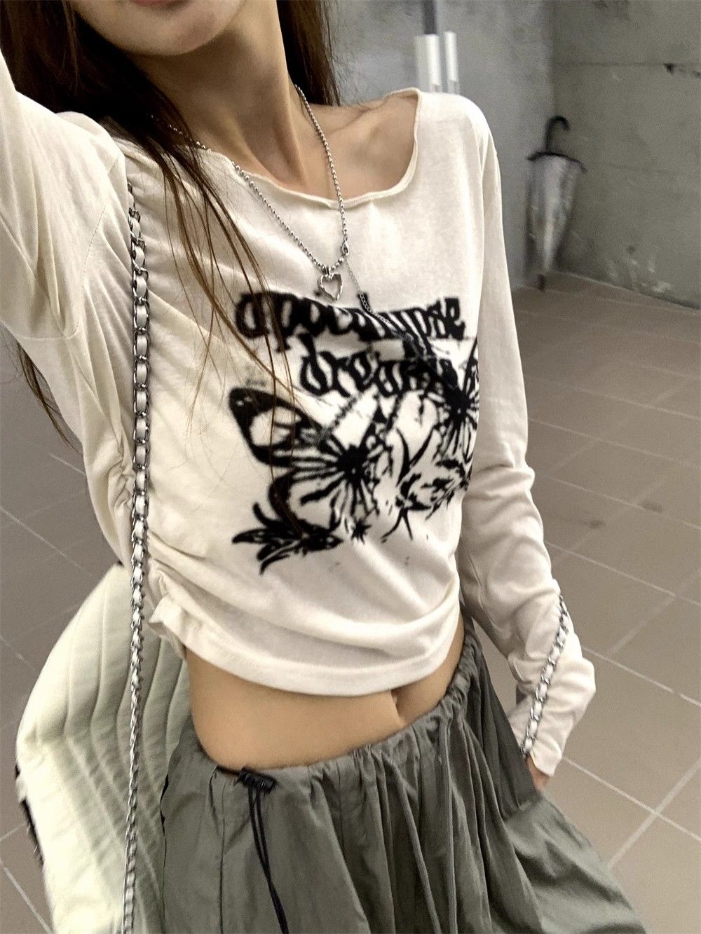 American retro sweet and spicy right shoulder long-sleeved T-shirt for women in early autumn design niche hot girl slimming short top