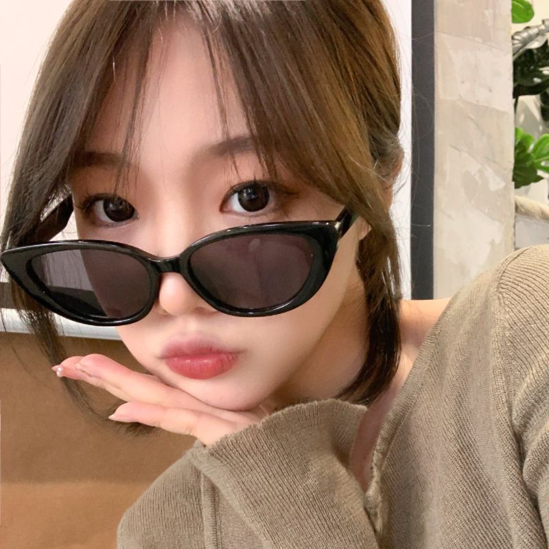 European and American sweet and cool hot girl style cat-eye small face sunglasses 2023 new style sunglasses for women, retro versatile glasses