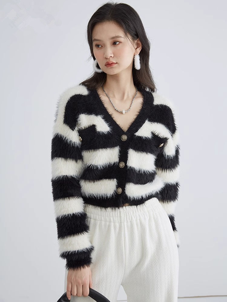 太美了經典條紋仿水貂絨針織開衫女短款春秋2023新款V領毛衣外套