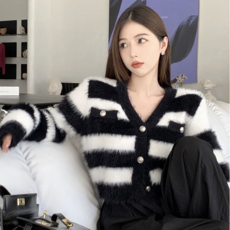 高級感小眾短款條紋水貂絨毛衣外套女秋冬小香風V領針織開衫上衣