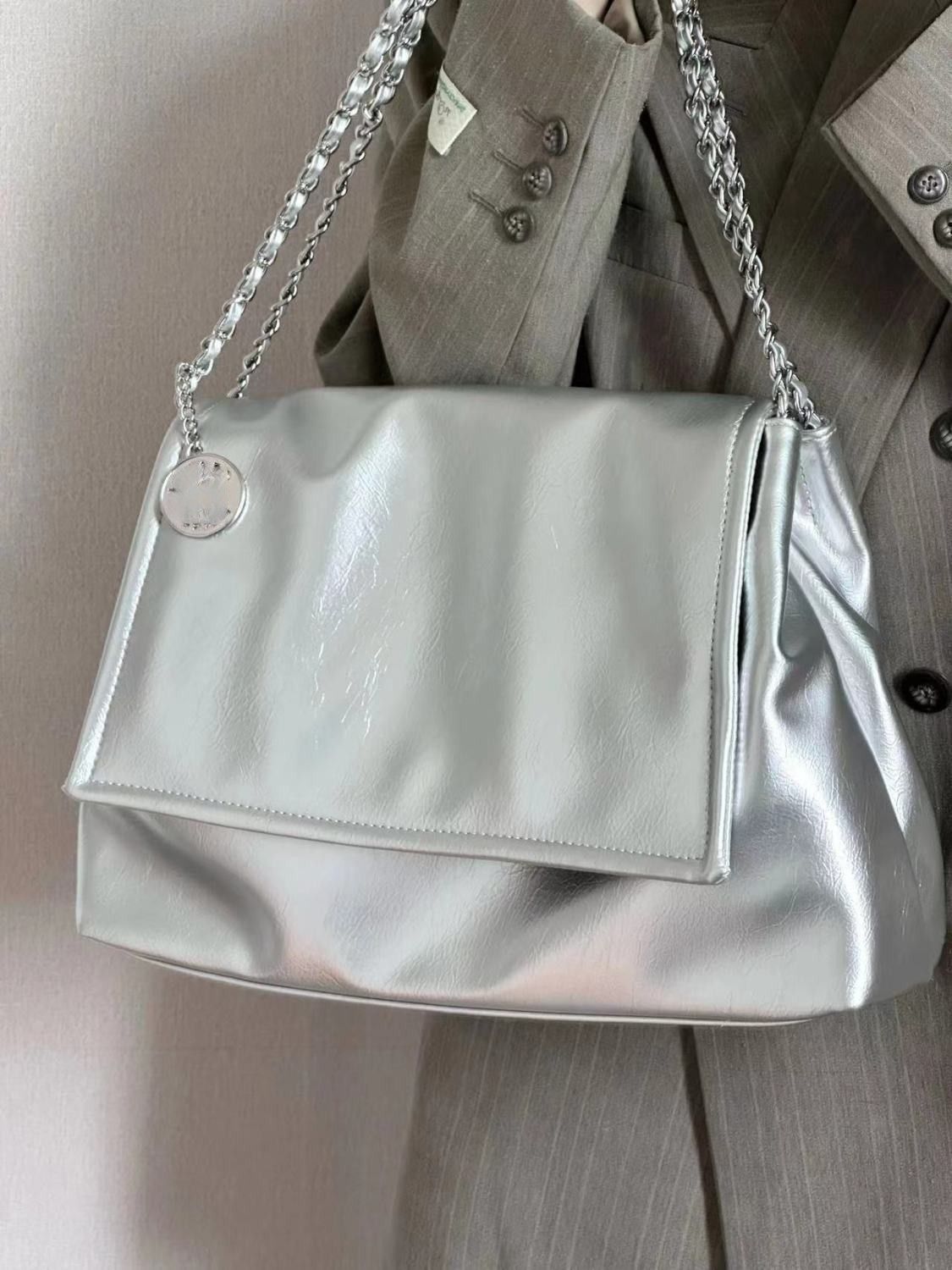 Silver bag niche chain tote bag for women 2023 new versatile large capacity commuter shoulder bag crossbody bag
