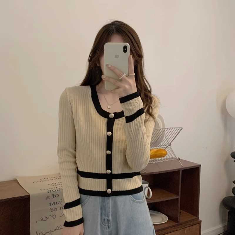 French gentle little fragrance contrasting color knitted bottoming shirt for women in autumn and winter with windbreaker and slim short sweater