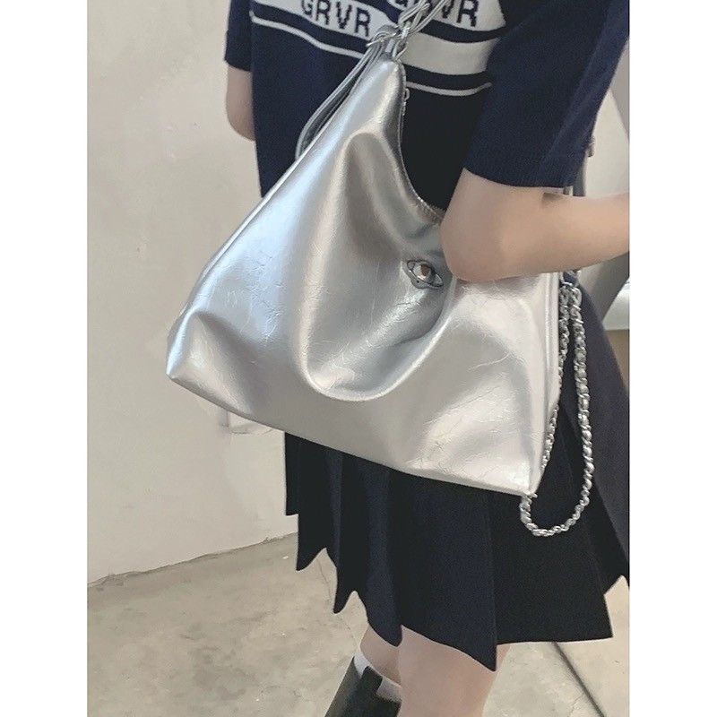 韩国双肩包包女新款潮时尚链条水桶包学生上课大容量托特包