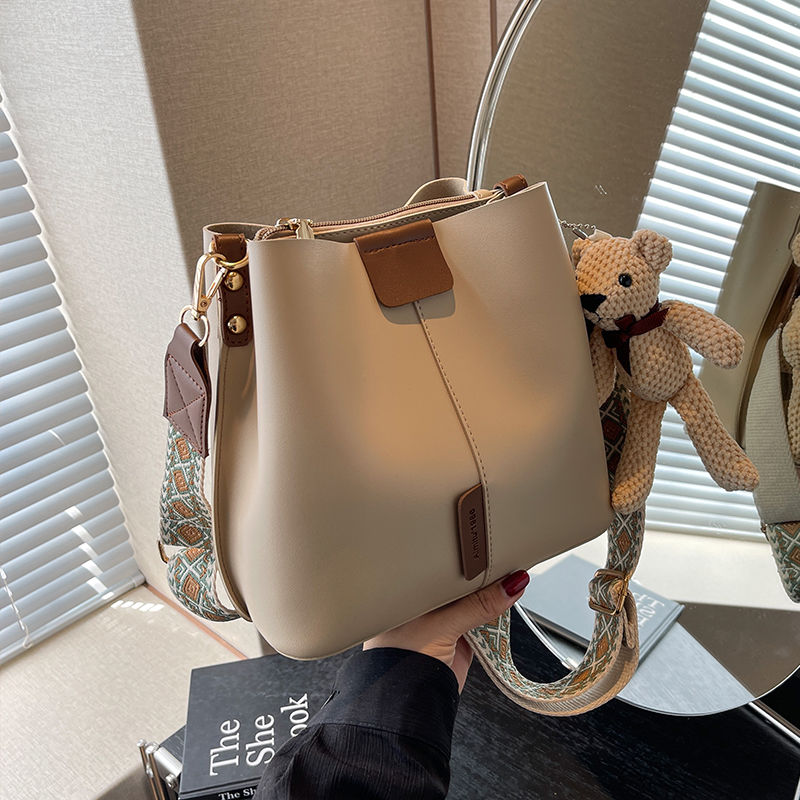 艾米兔女包質感包包女2023新款撞色簡約ins手提單肩斜挎水桶包