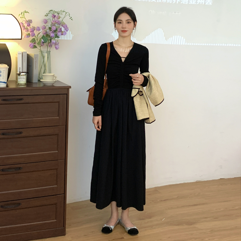 Pleated bottoming skirt, paper skirt, v-neck, slim fit, wide swing skirt, commuting Hepburn style little black skirt, A-line dress