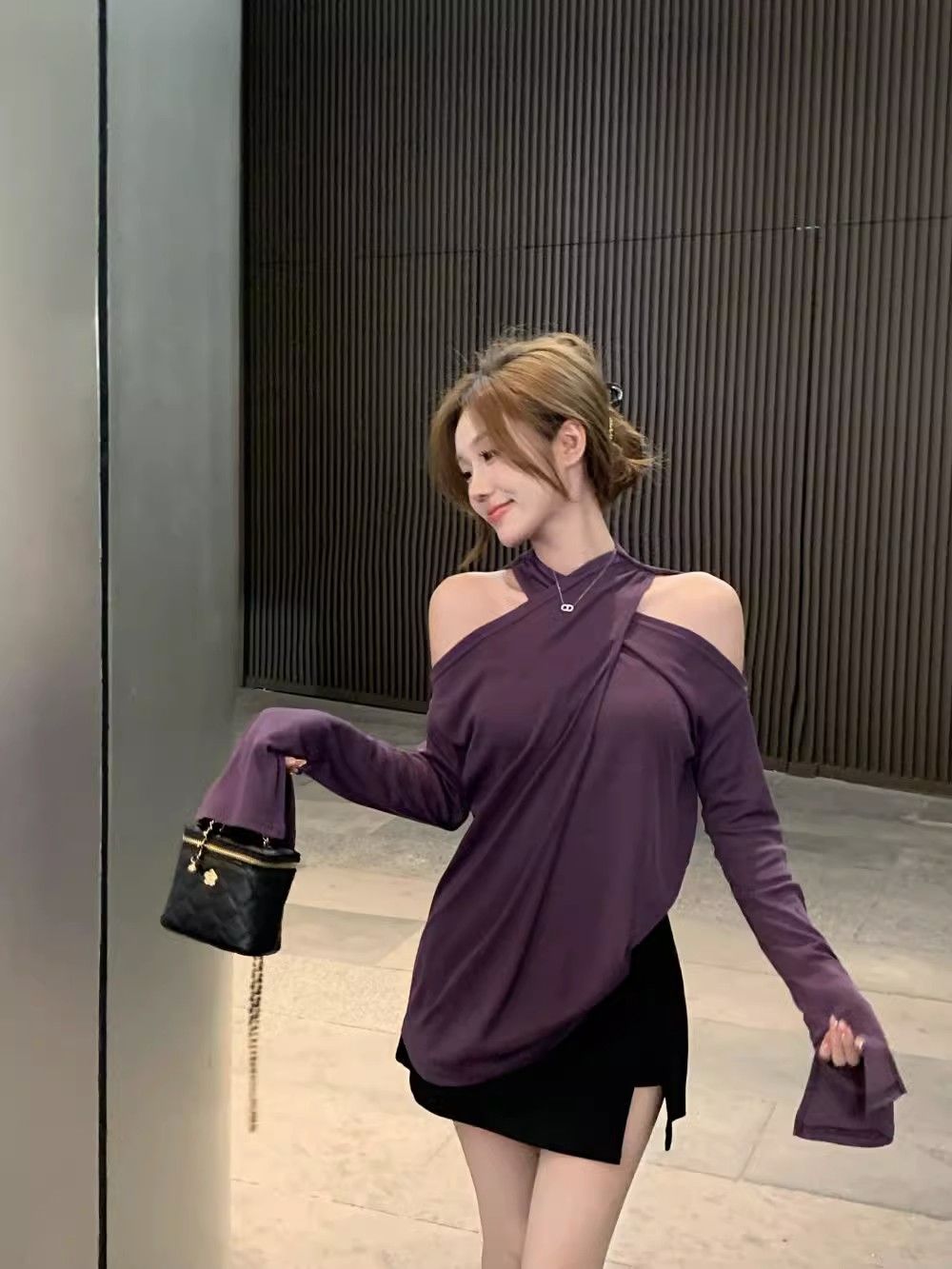 Korean style design cross-over off-shoulder long-sleeved T-shirt for women in early autumn new hot girl temperament loose thin bottoming top