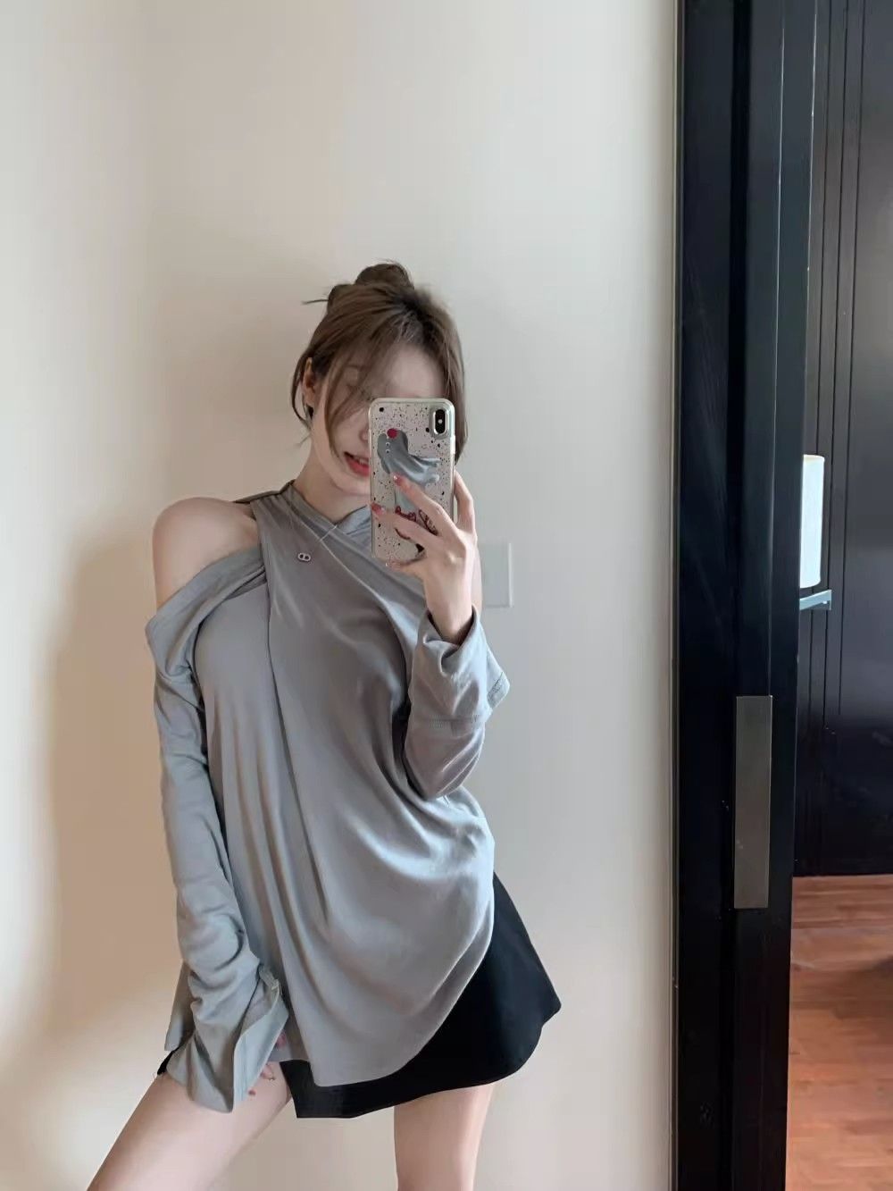 Korean style design cross-over off-shoulder long-sleeved T-shirt for women in early autumn new hot girl temperament loose thin bottoming top