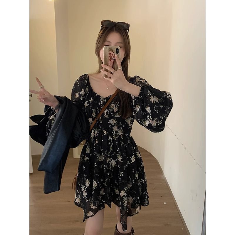 早秋連衣裙不規則裙擺高級感碎花連衣裙女早秋V領收腰長袖海邊裙