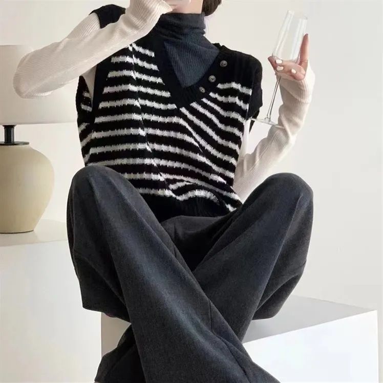 Black and white striped knitted vest for women 2023 autumn and winter new v-neck button decoration sleeveless sweater vest top thin