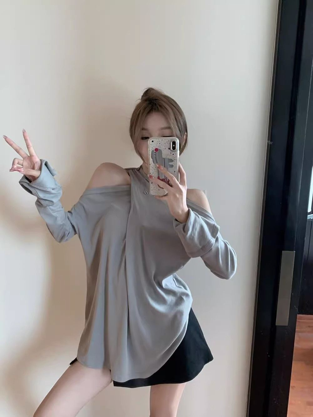 Korean style design cross-over off-shoulder long-sleeved T-shirt for women in early autumn new hot girl temperament loose thin bottoming top