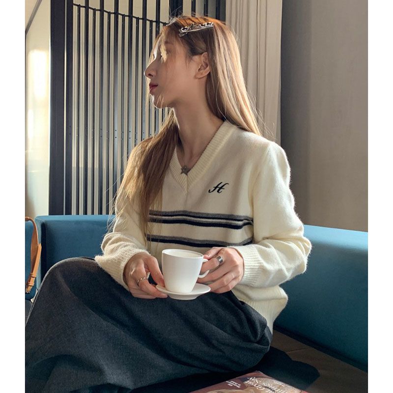 2023新款慵懶復古小眾條紋刺繡設計感v領毛衣針織衫寬鬆上衣女秋