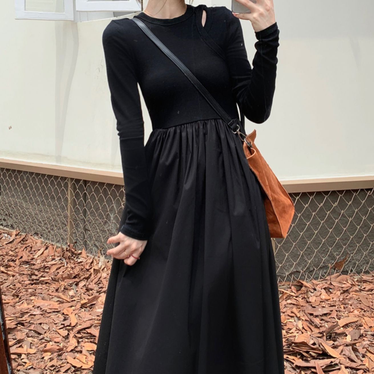 纯欲设计感拼接镂空长袖连衣裙女法式黑色显瘦秋季休闲洋气小黑裙