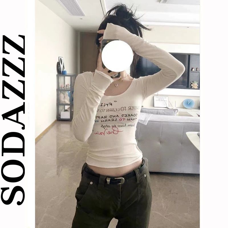 2023年秋冬新款小眾設計感塗鴉字母印花長袖一字肩打底衫上衣女裝