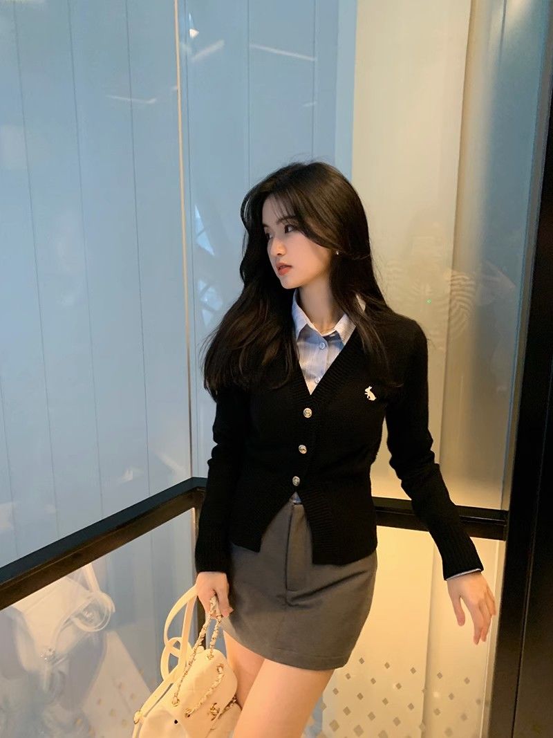 2023年早春秋季外穿季新款小兔兔學院風刺繡針織開衫外套女小香風