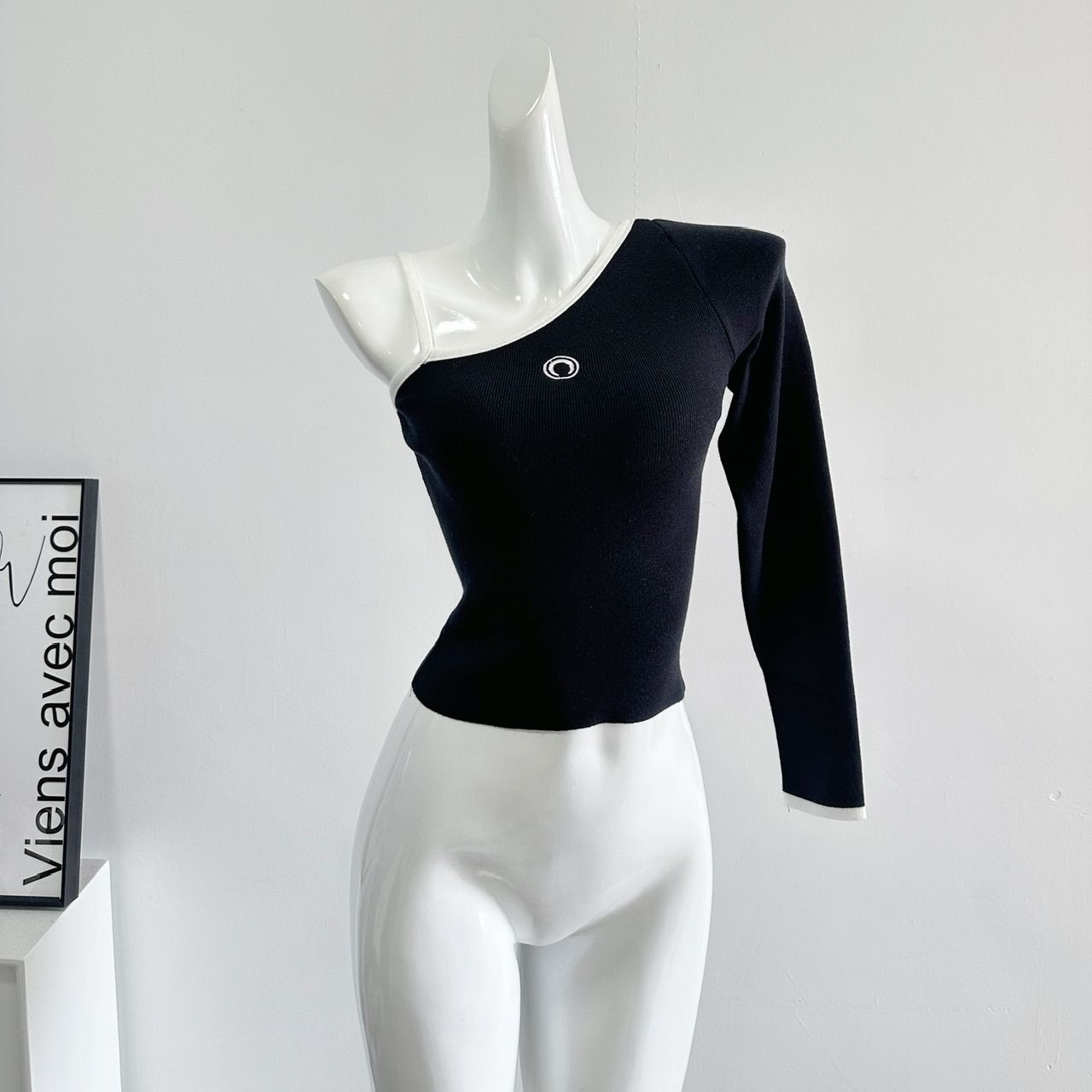 2023 Early Autumn New Embroidered Moon Pure Desire Off-Shoulder Contrast Color Top Slim Fit T-Shirt for Women Design