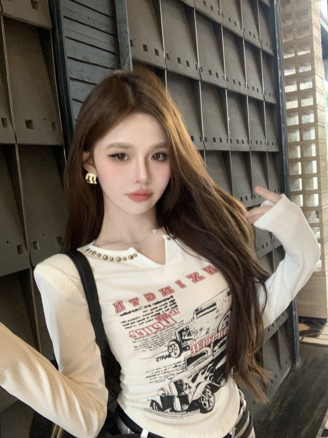 2023年美式復古印花v領長袖t恤短款上衣設計感小眾女內搭外穿秋