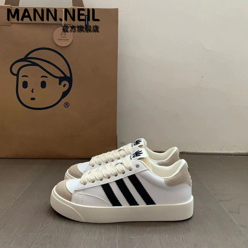 Mann Neil三道斜槓平底舒適芭慕秀真軟皮休閒板鞋女~超可愛小白鞋