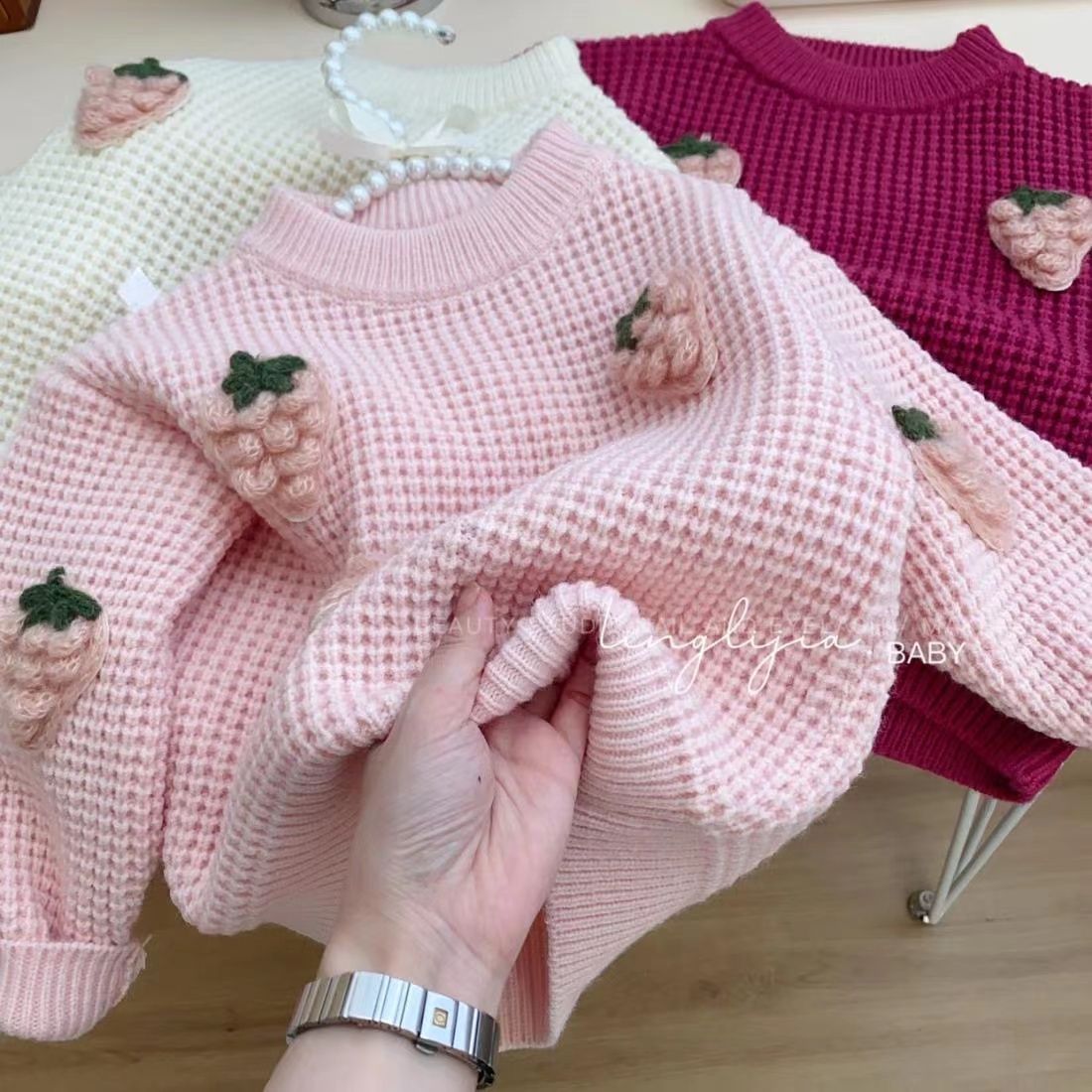 韩版童装冬季女童针织毛衣时尚立体圆领女孩百搭草莓上衣
