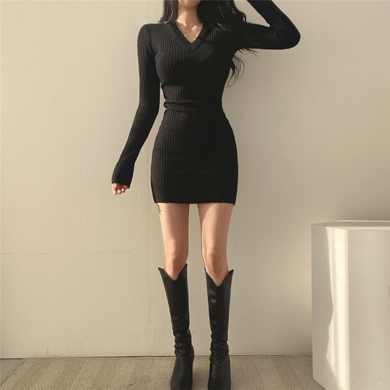 2023 new autumn style niche small V-neck slim bottoming knitted dress for women with sweater and hip skirt