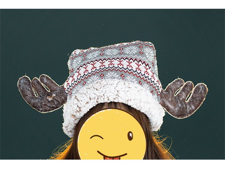 Căciulă de pluș de Crăciun, călduroasă și confortabilă, plină de atmosferă festivă. Crăciunul anual se apropie în curând, ia-o la o petrecere. Crăciun fericit!_voghion.com