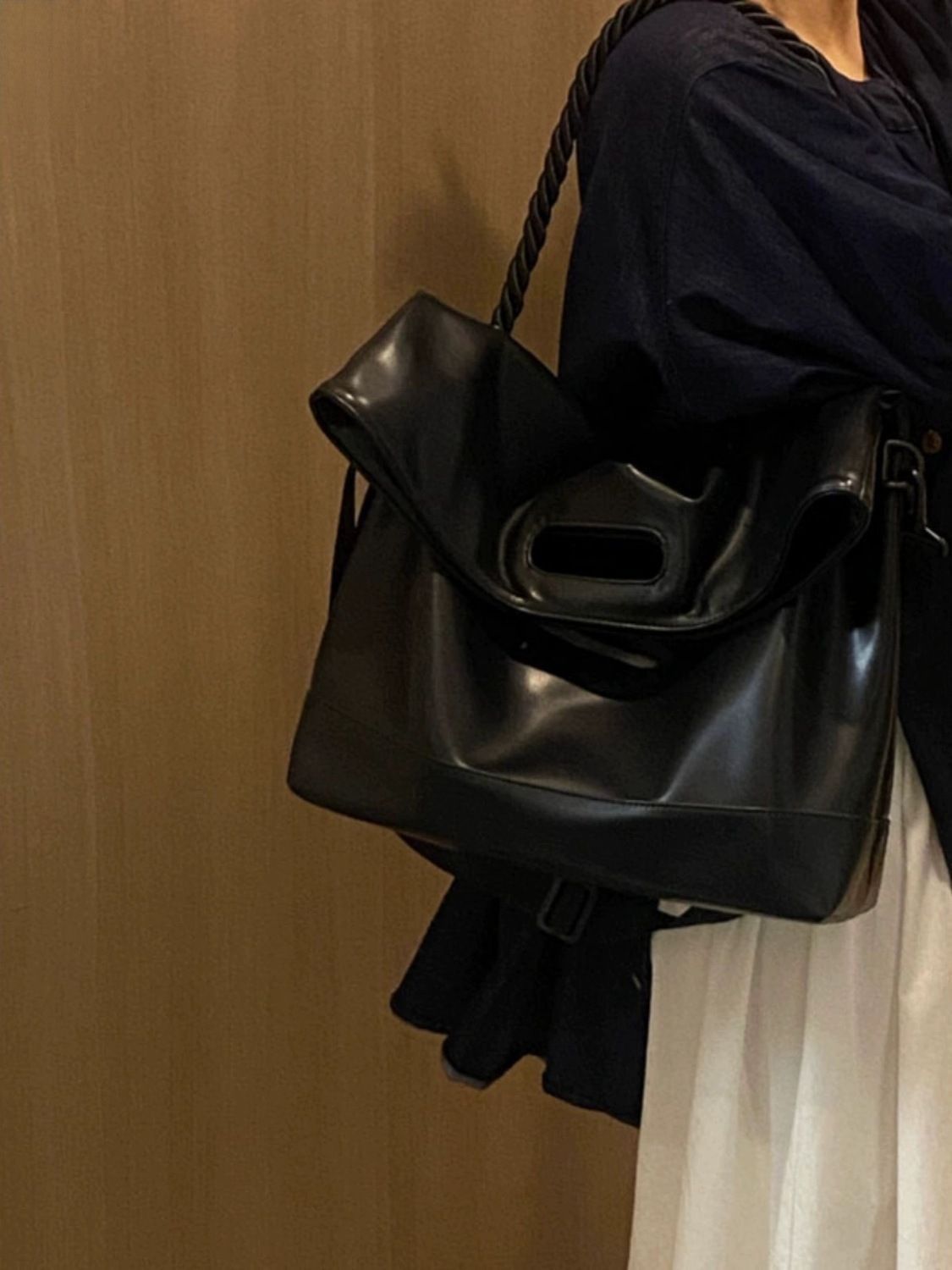 Black soft leather large capacity tote bag for women 2024 new commuter simple large bag fashionable versatile shoulder crossbody bag