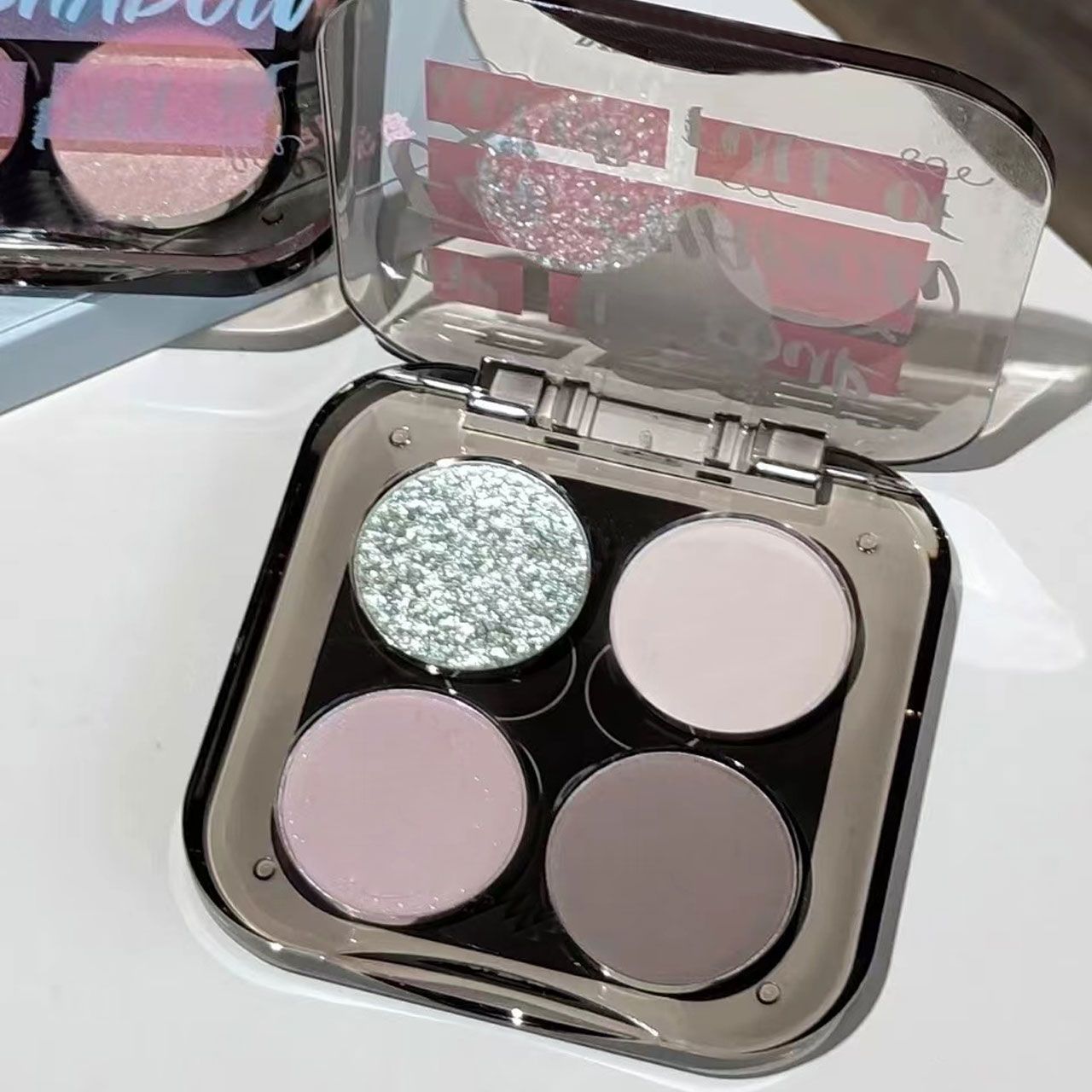 The olive skin is dizzy.. Gray, pink and brown anti-puffing eye shadow palette, natural matte earth color, compact, portable, low saturation and affordable