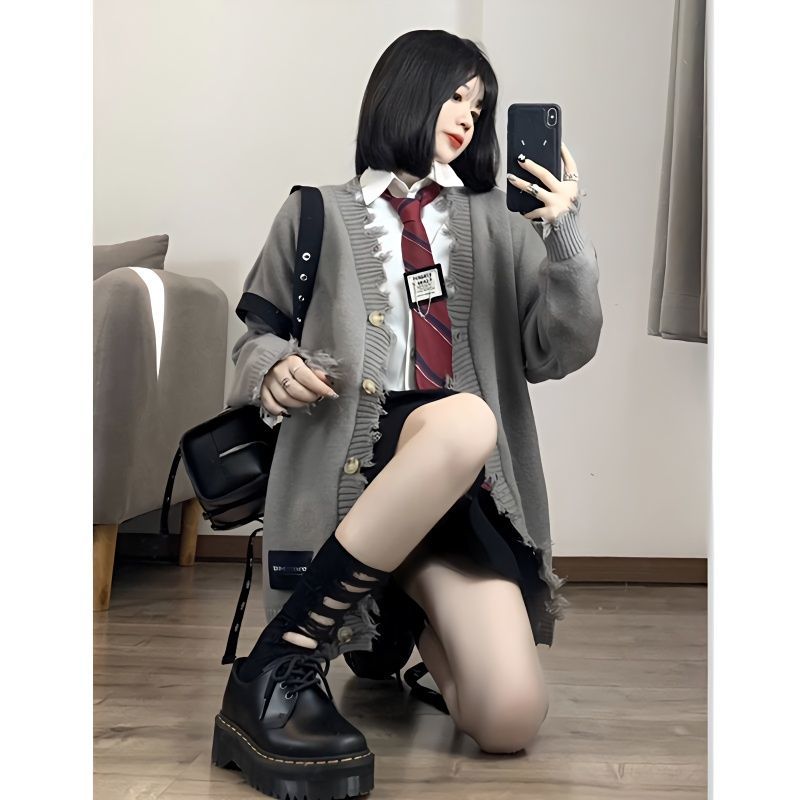 灰色貼標毛衣女春秋季新款時髦破洞針織開衫襯衣辣妹百褶裙三件套