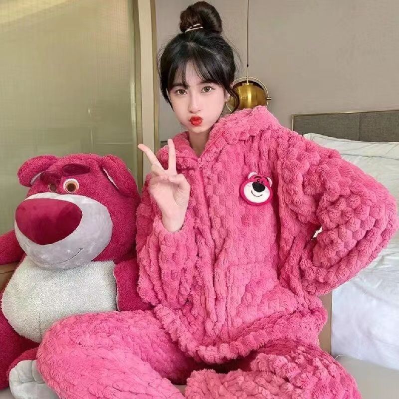 法蘭絨睡衣女秋冬季加厚可愛卡通連帽草莓熊珊瑚絨家居服拉鏈套裝