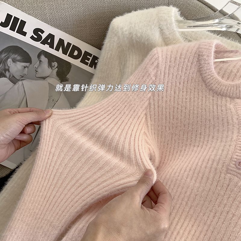 Women's autumn and winter knitted sweaters under the base, high-end, chic and unique small tops with niche v-neck sweaters