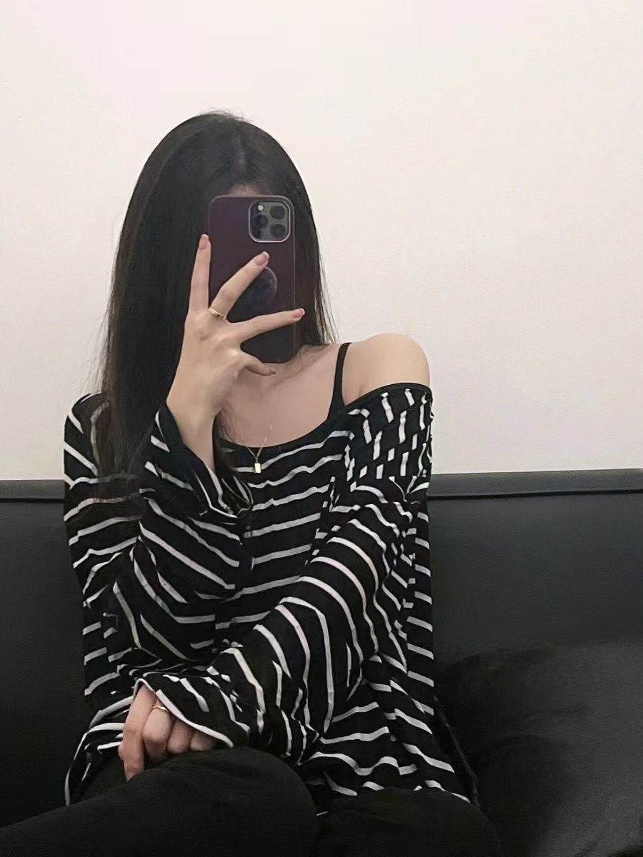 2023年甜酷辣妹黑白條紋長袖寬鬆t恤女港味性感露肩防曬上衣潮秋