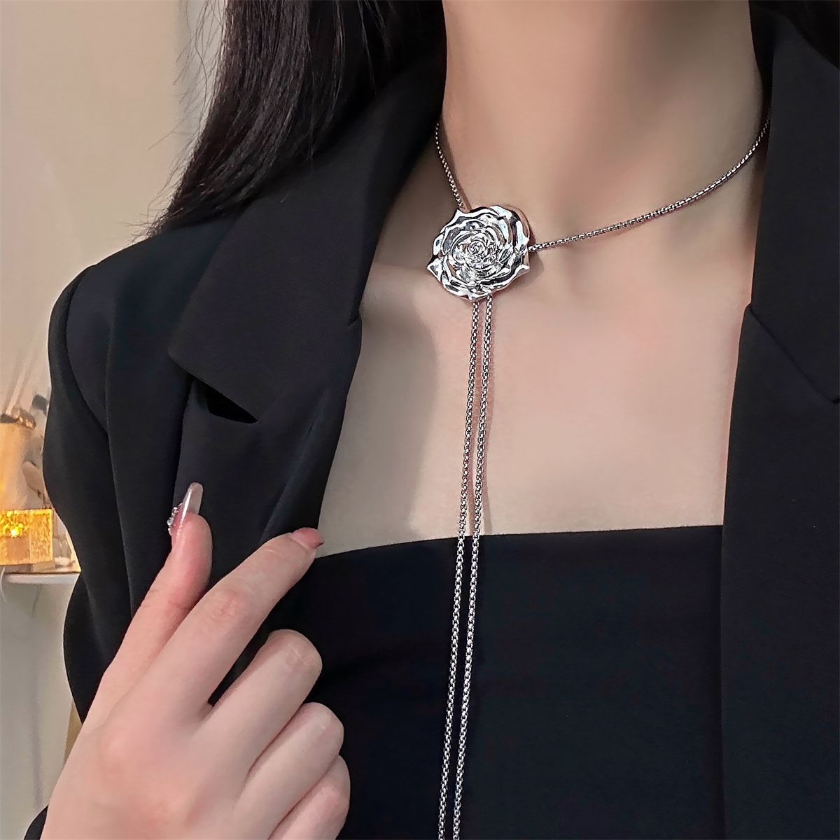 A metal rose pull-out flower necklace with round pleats and a multi-wear waist chain, neck chain, sweater chain for women