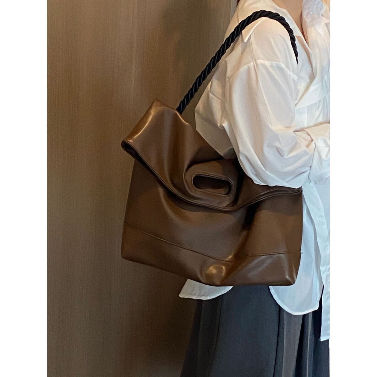 棕色軟皮大容量托特包女2023新款通勤簡約大包學生上課單肩斜挎包