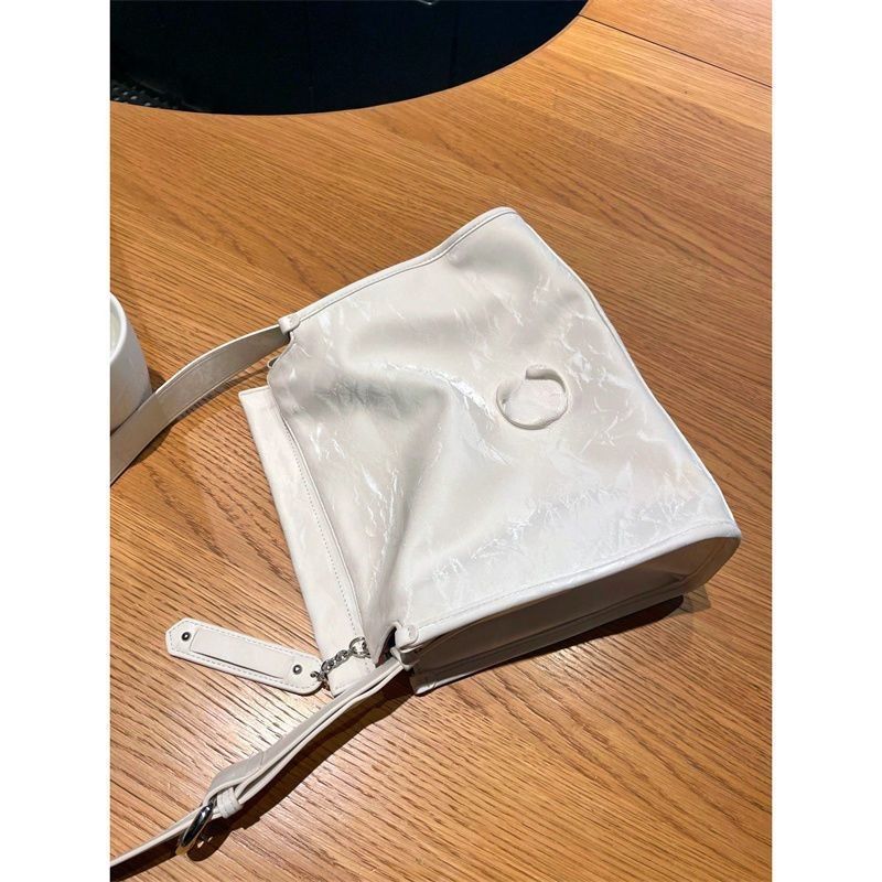 Korean style ins French high-end large-capacity 2024 new bag women's niche design commuter shoulder bag
