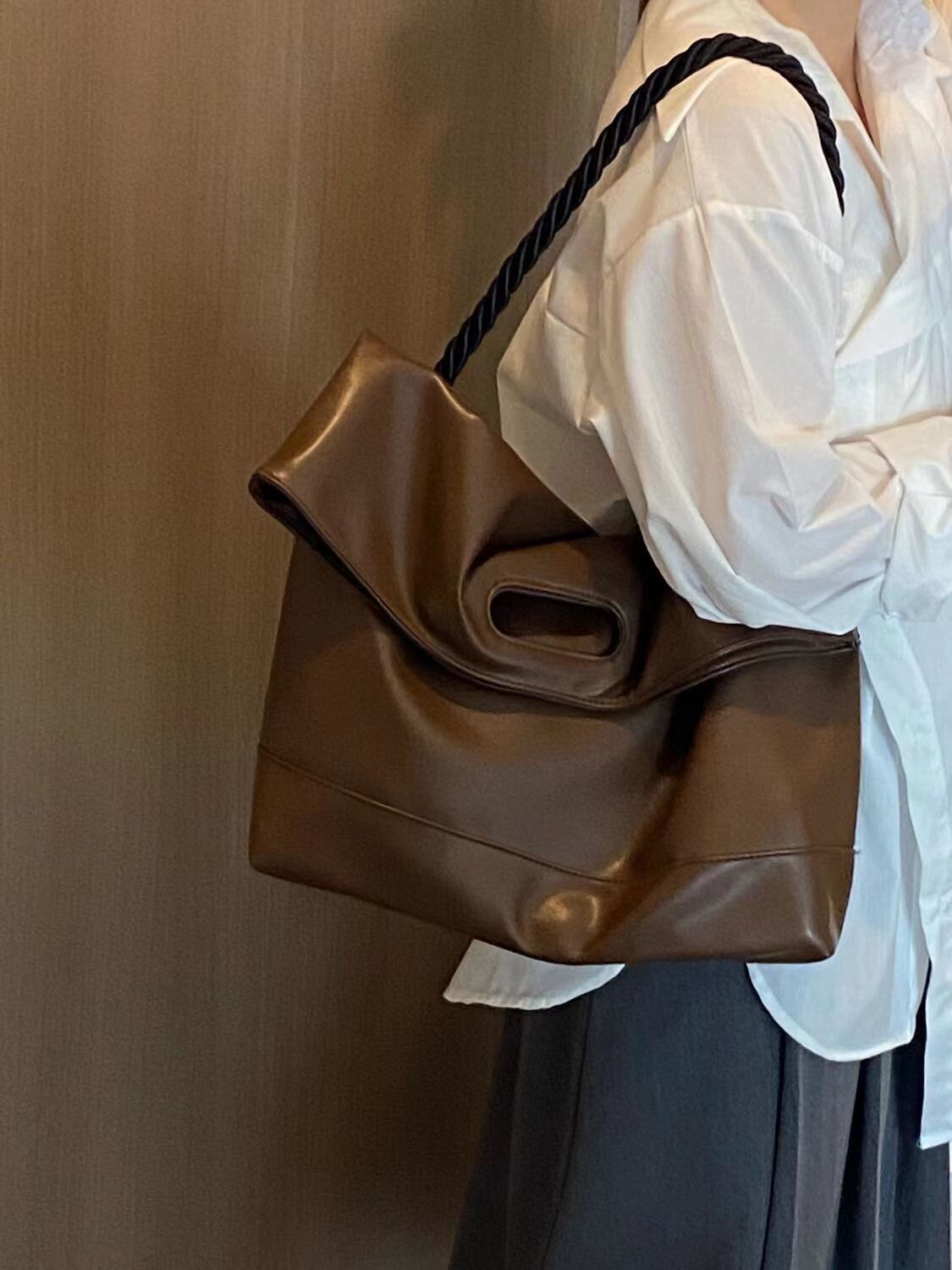 Brown soft leather large capacity tote bag for women 2023 new commuter simple large bag student class single shoulder crossbody bag