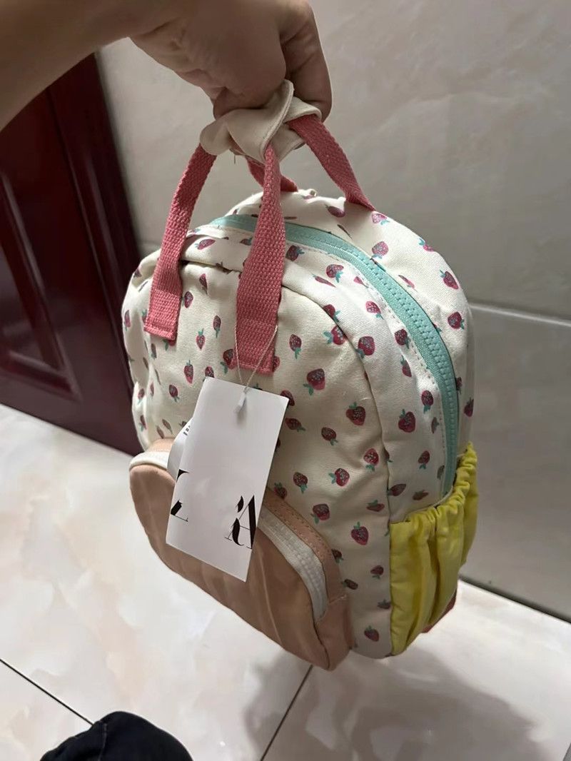 童趣萌品草莓包多巴胺拼色清新女生雙肩包幼兒園女童上學背包外出