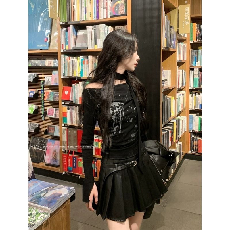黑色甜辣一字肩長袖t恤女秋季設計感露肩辣妹修身打底衫短款上衣