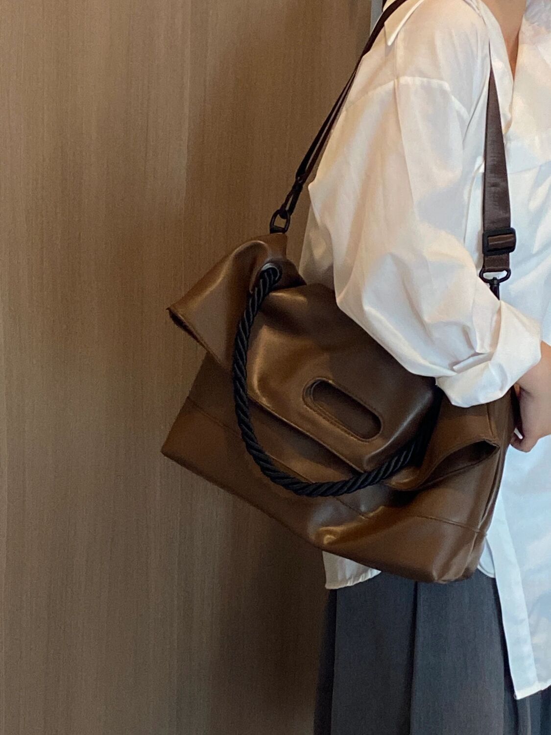 棕色軟皮大容量托特包女2023新款通勤簡約大包學生上課單肩斜挎包