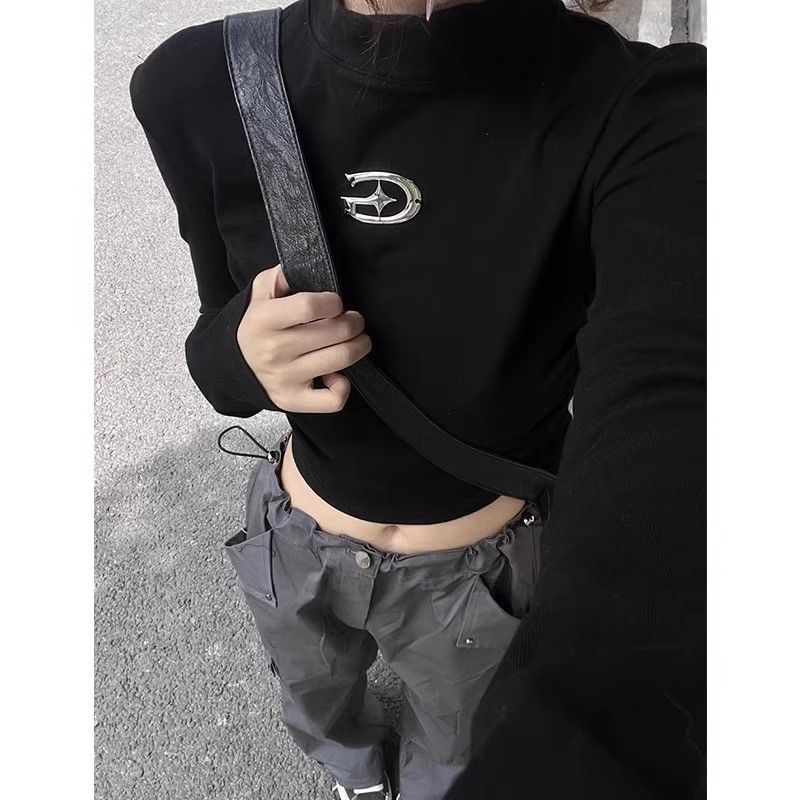 美式甜辣正肩修身長袖女秋季ins設計感小眾辣妹短款顯瘦黑色上衣