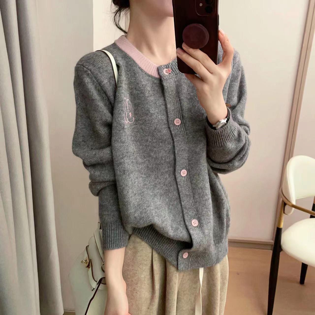 歐洲站圓領寬鬆設計感溫柔純色毛衣冬刺繡兔子撞色春秋針織衫開衫