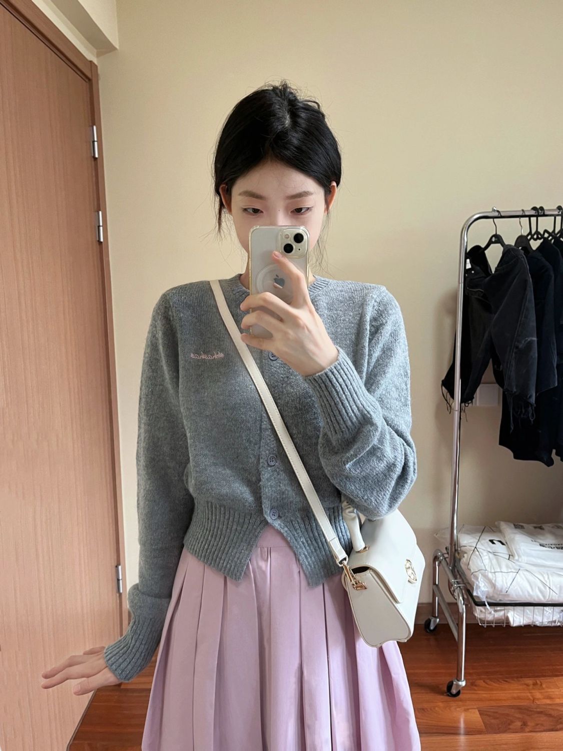 灰色刺繡針織開衫女春秋季新款溫柔風短款上衣收腰粉色半身裙套裝
