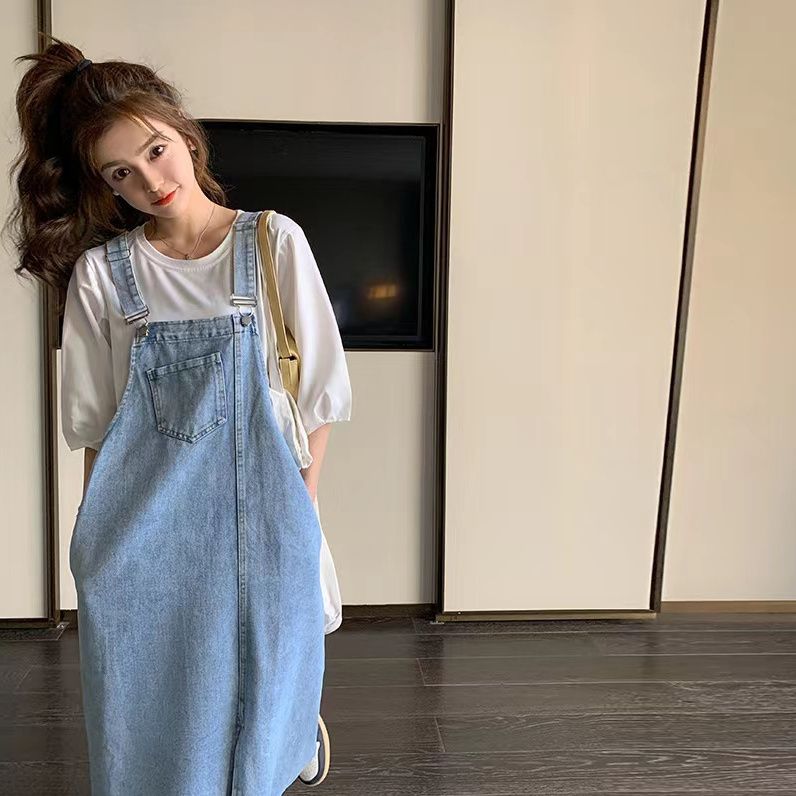 大碼女2023秋季新款胖妹妹時尚寬鬆顯瘦遮肚子開叉牛仔背帶連衣裙