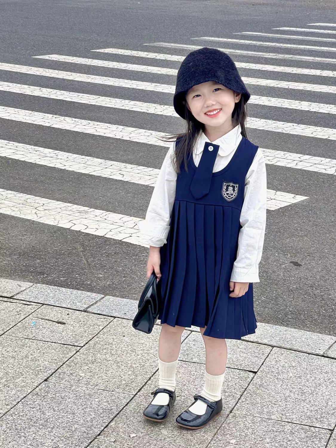 2023秋季新款童裝韓版甜美童裝女童學院風背心裙貼標刺繡百褶裙