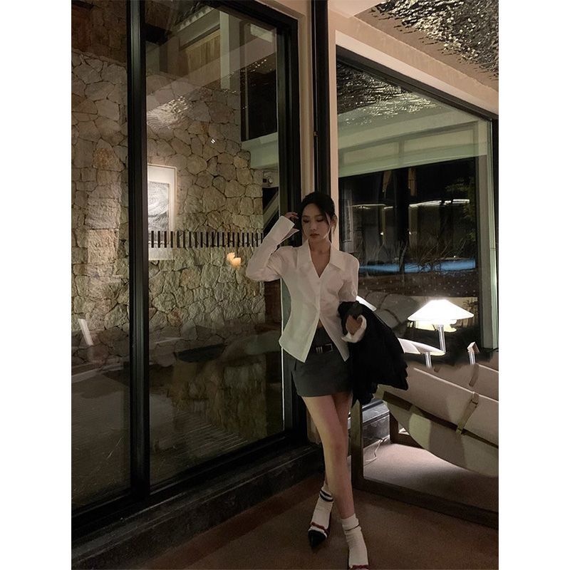 性感時髦辣妹白襯衫女2023初秋新款長袖襯衣修身顯瘦收腰V領上衣