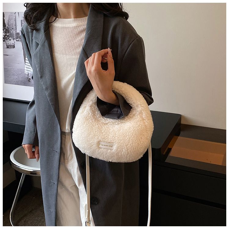 Borsa di peluche semplice, alla moda, di alta qualità, di nicchia, piccola e quadrata, nuova tendenza femminile autunno e inverno 2023, squisita_voghion.com
