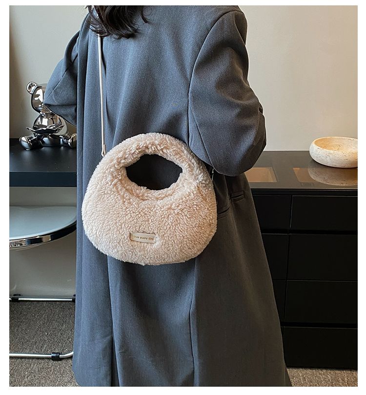 Borsa di peluche semplice, alla moda, di alta qualità, di nicchia, piccola e quadrata, nuova tendenza femminile autunno e inverno 2023, squisita_voghion.com